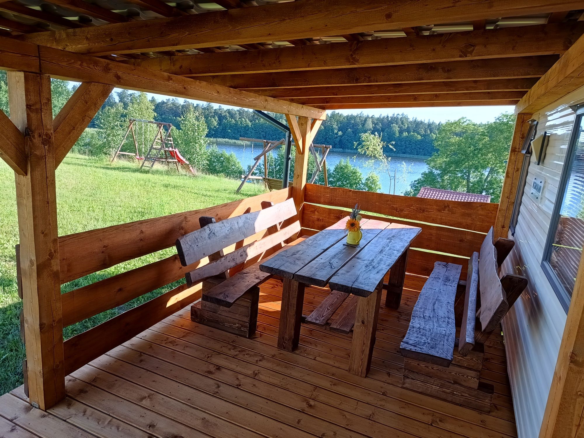 Domek nad jeziorem, jezioro, las, wakacje, urlop, domek holenderski