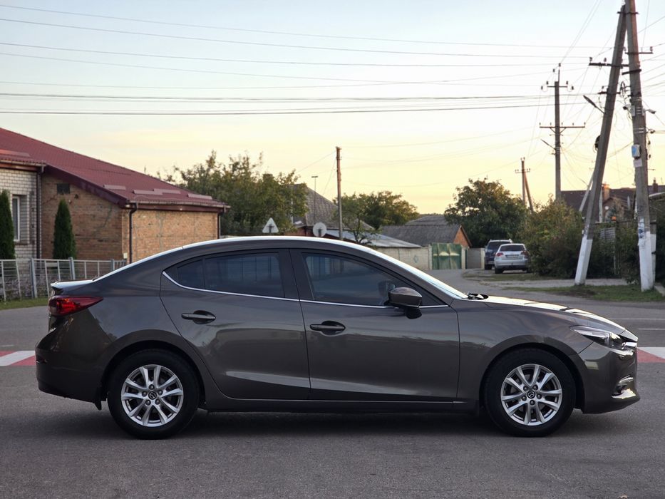 Продам свою Mazda 3 1.5л - 2017г ( ОФИЦИАЛЬНАЯ )