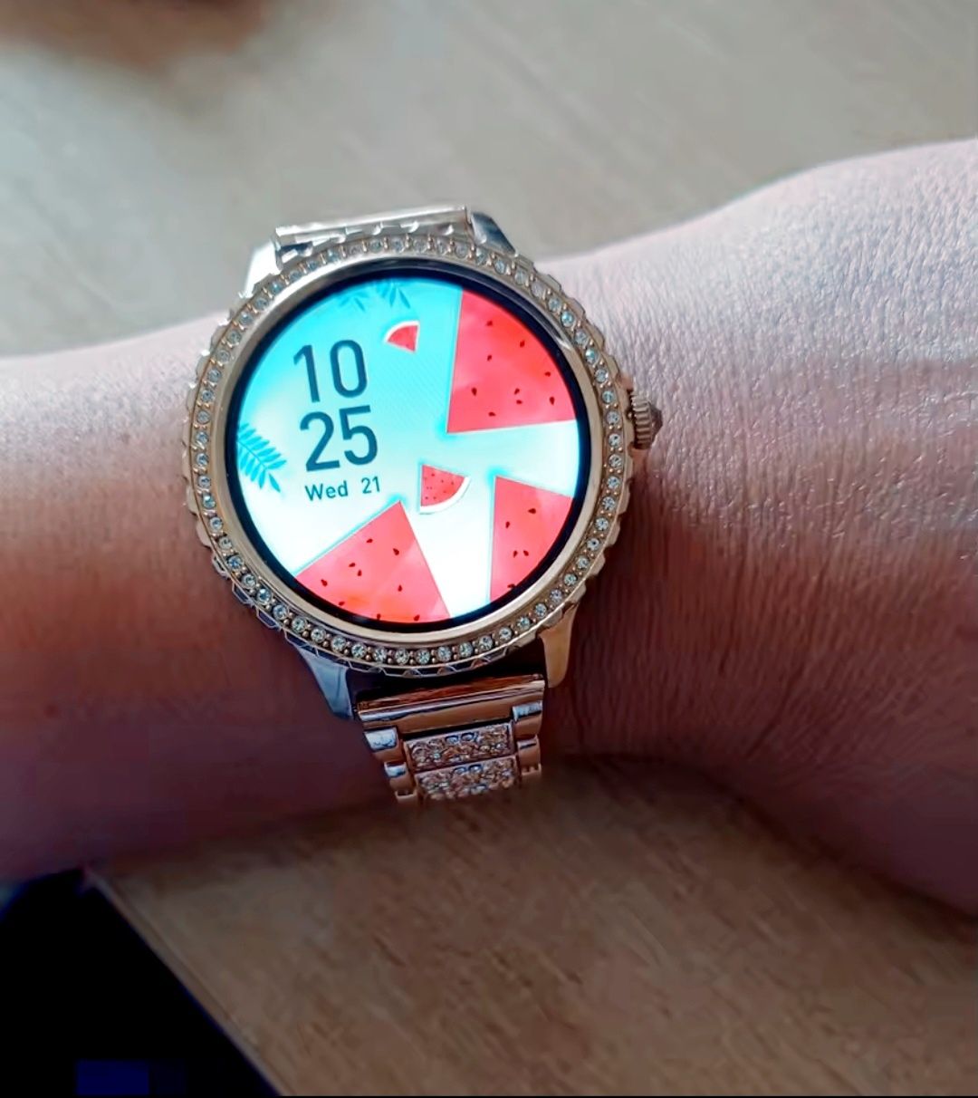 Złoty smartwatch z cyrkoniami Okrągły