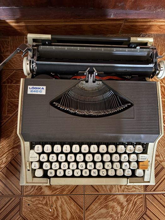 maquina de escrever Lógika 240 C