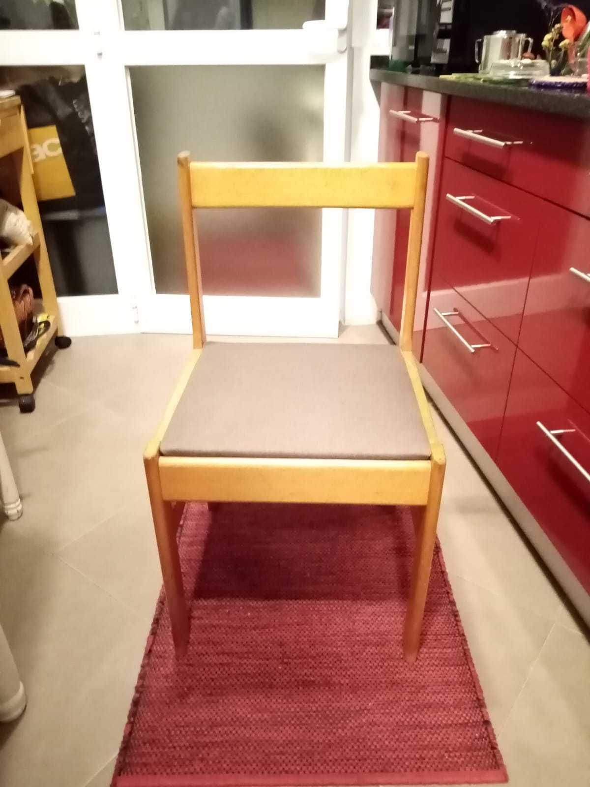 Cadeira em madeira e estofo em tecido