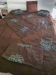Colcha com almofadas e "napperon" decorativo