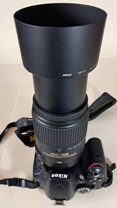 Nikon D5100, разом з об'єктивом NIKKOR 55- 300 мм і фотоспалахом