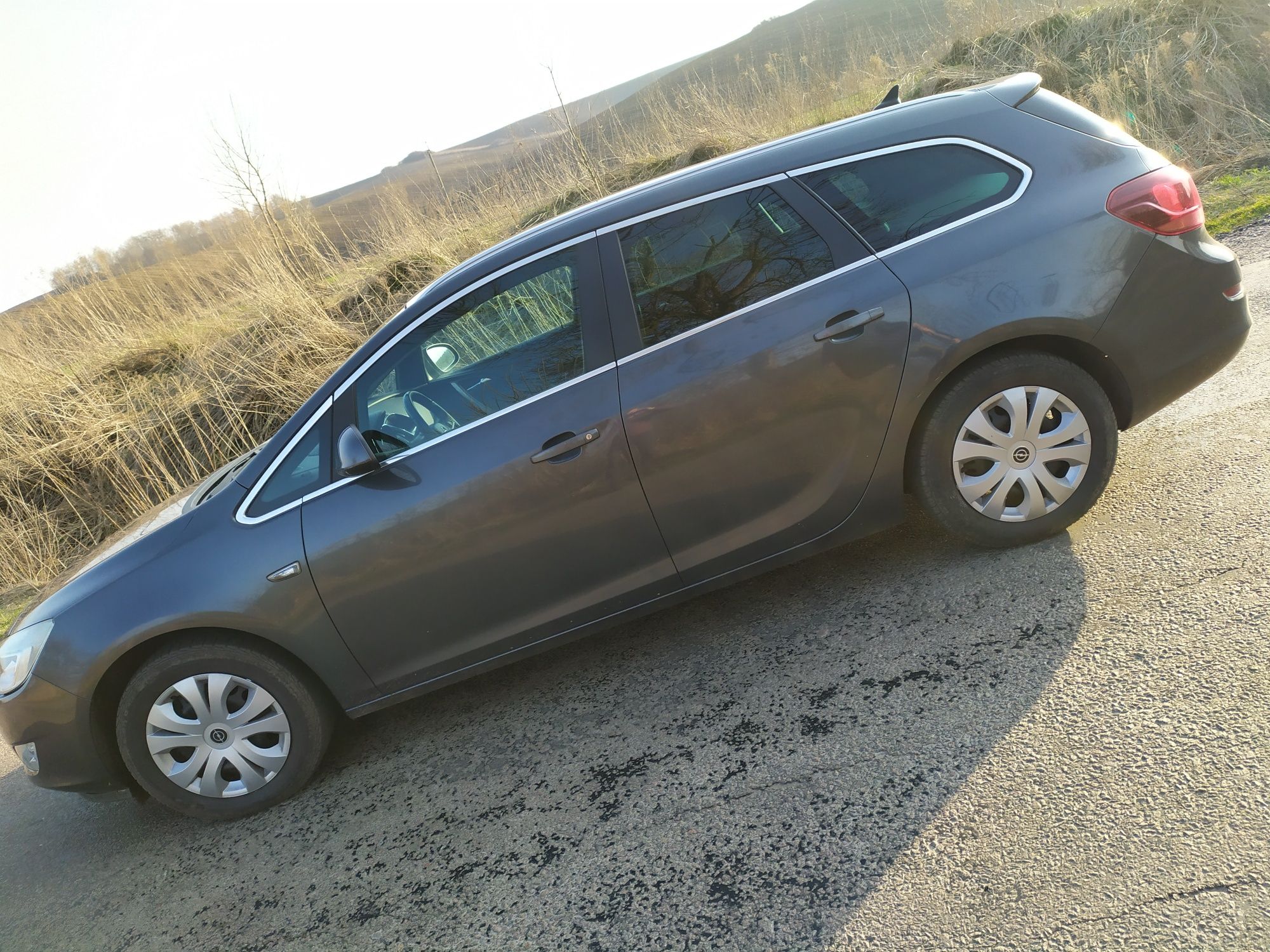 Opel Astra Sport Tourer J 1.3D 95hp 2011