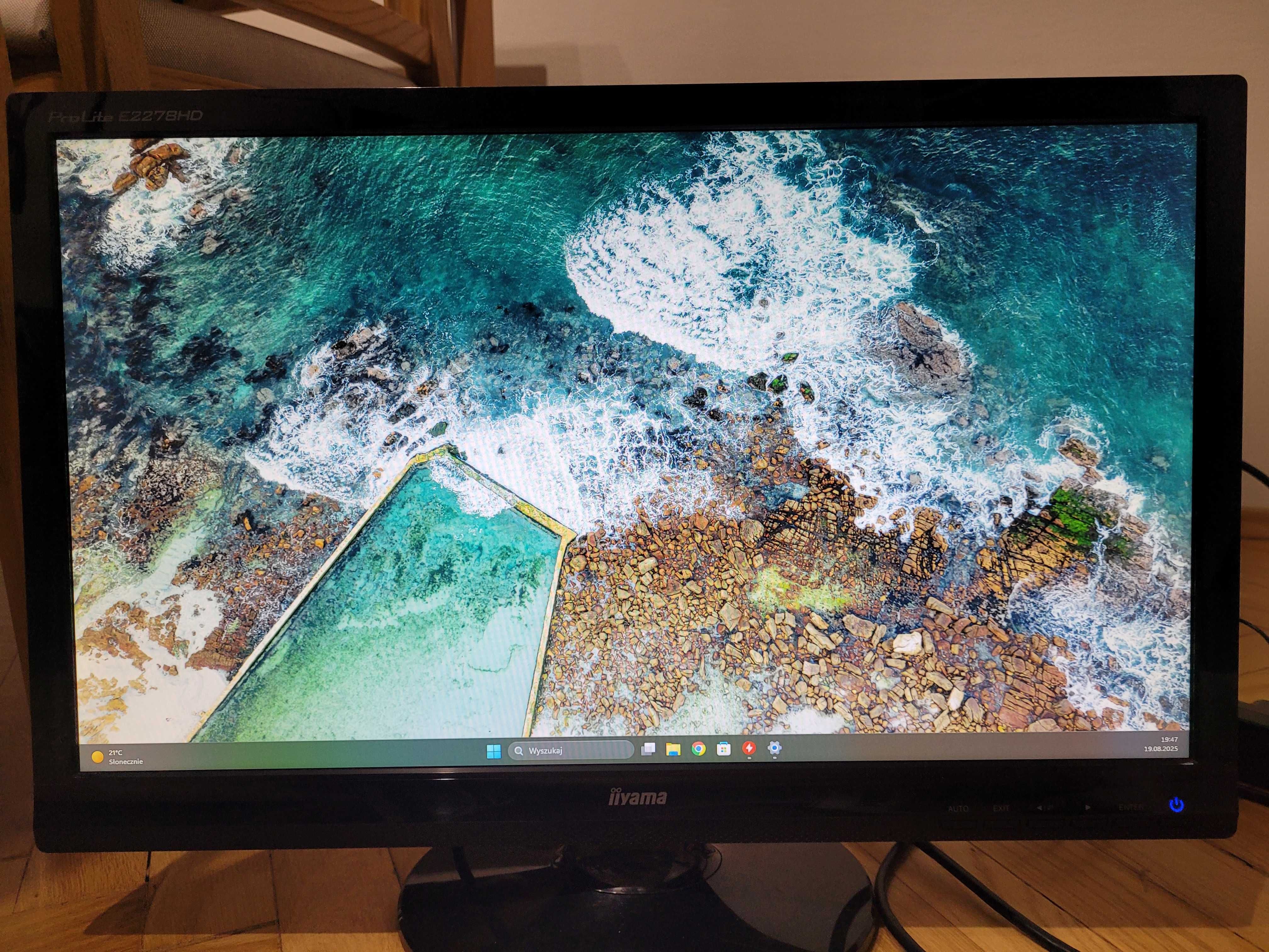 Monitory 22 cale LG(2x LG22m45, 1x 22m47VQ), 1x IIYAMA E2278HD