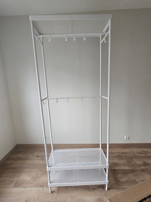 Otwarta szafa do przedpokoju lub garderoby IKEA