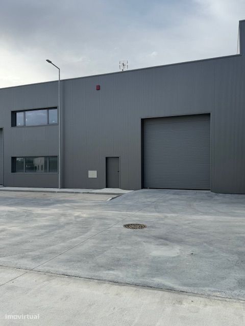 Pavilhão industrial para arrendar : Arnoso St, Eulália, V N Famalicão