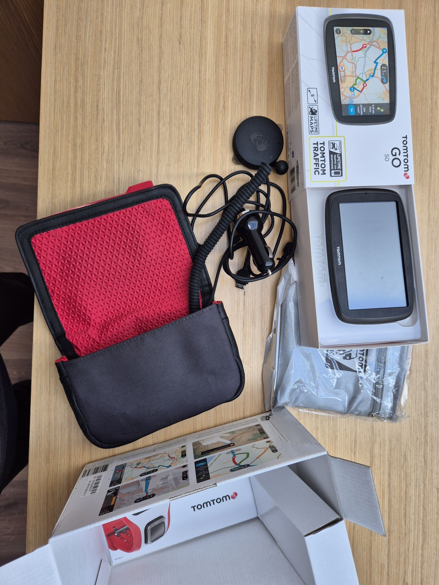 GPS tomtom go 50 com acessórios 

Inclui todos acessórios e foi actual