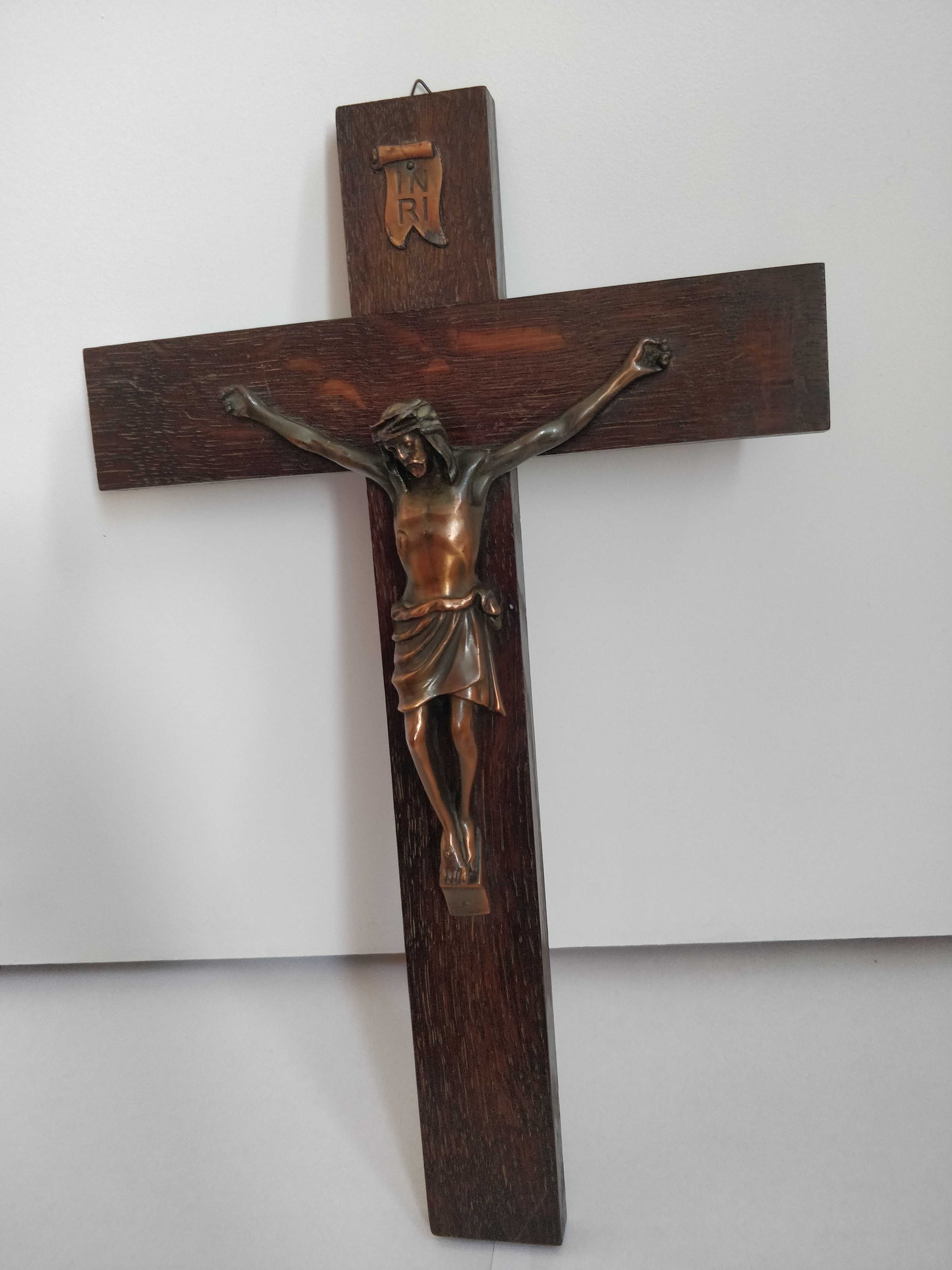 Krzyż drewniany z figurą Jezusa z miedzi / wysokość 40 cm