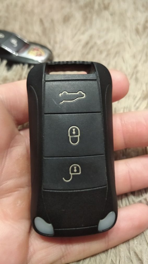 В продаже оригинальные ключи от Mercedes Benz e220-Porche Macan х2