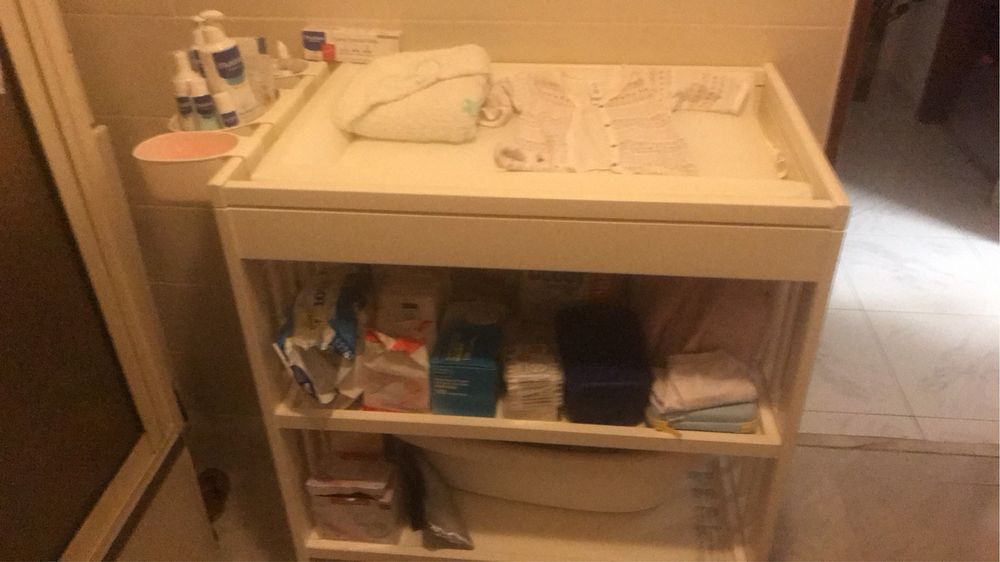 Trocador branco com acessorios.