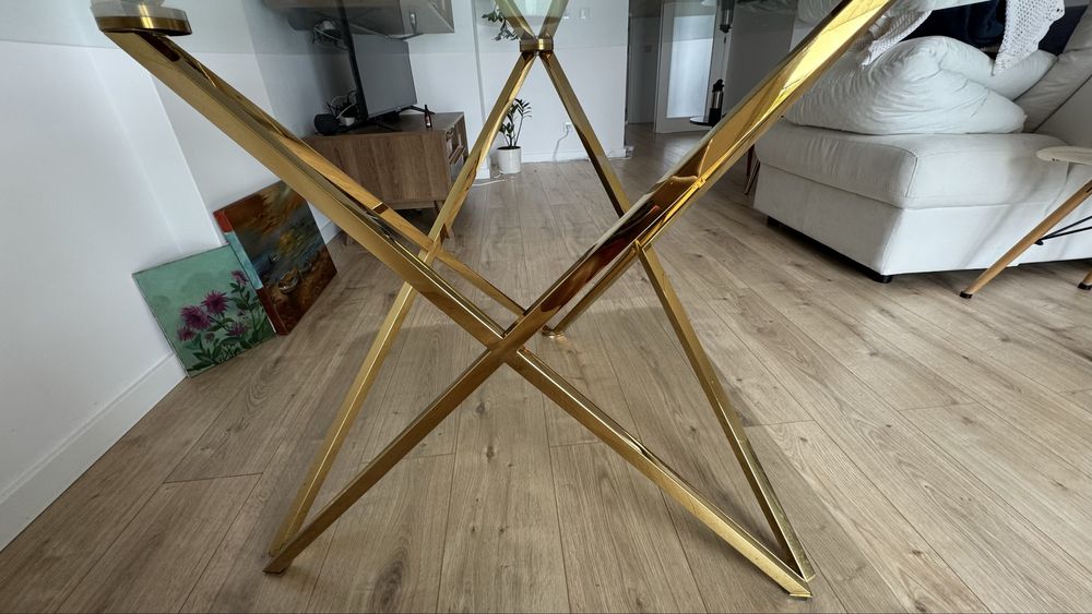 Mesa moderna e com tampo de vidro sem nenhum dano no vidro.