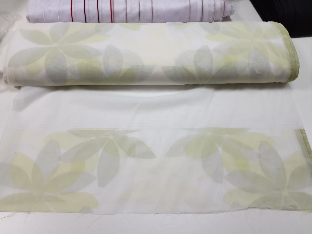 Tkanina ozdobna biała w zielone kwiaty szer.150 cm.