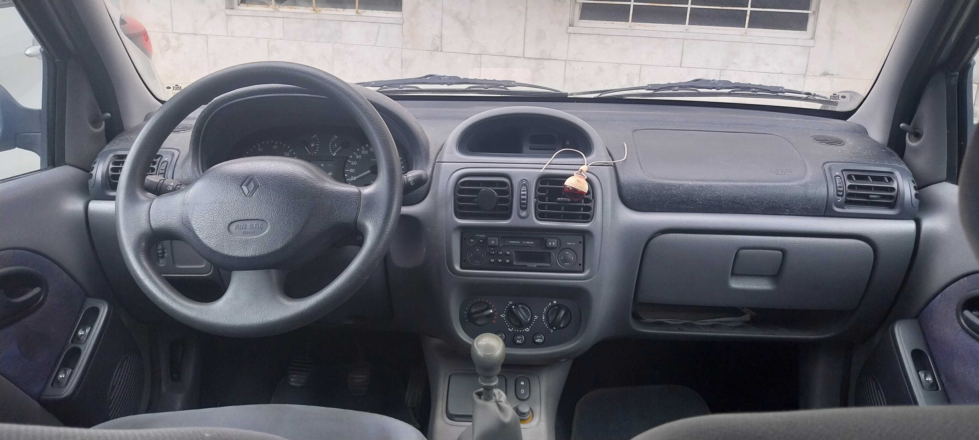 Vendo Renault Clio de 2001, gasolina, com 150.000 km.