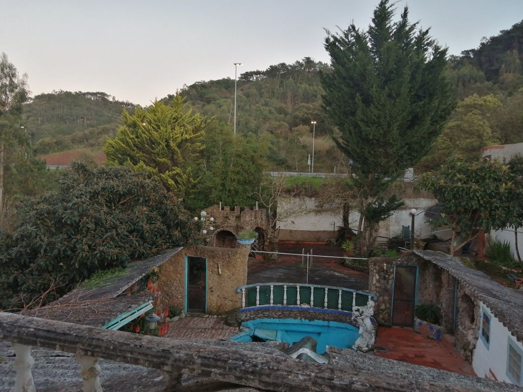 2 quartos rústicos, com uso de WC, sala e cozinha. Máximo 4 pessoas.