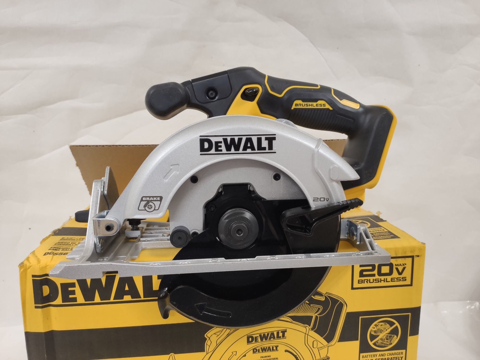 Безщіткова аккумуляторна дискова пила DeWALT DCS565b XR20Vmax