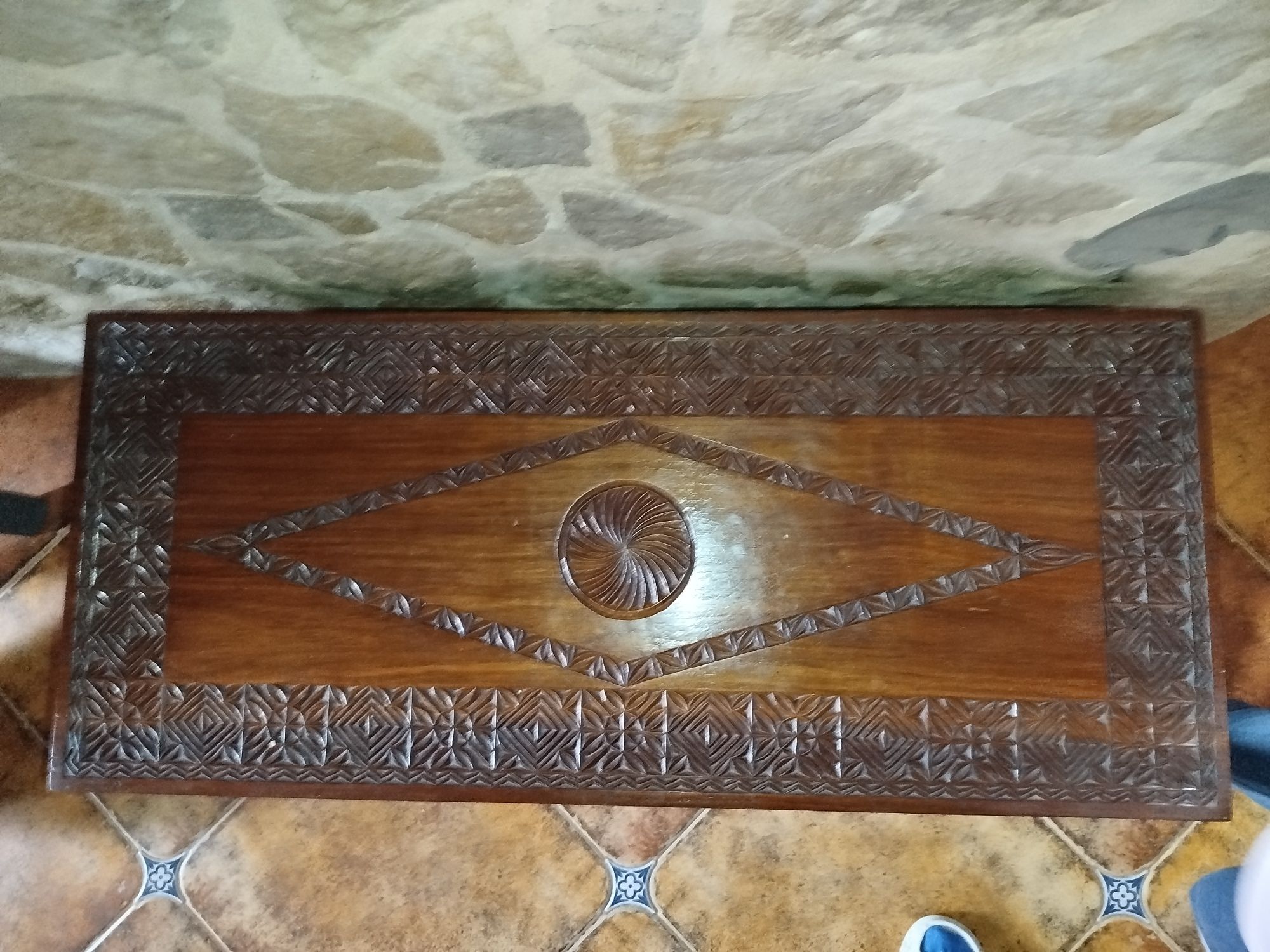 Baú em madeira com detalhes