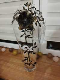 Nowy szklany wazon z ozdobną różą.