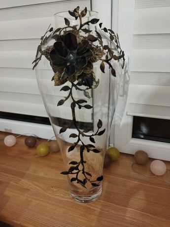 Nowy szklany wazon z ozdobną różą.
