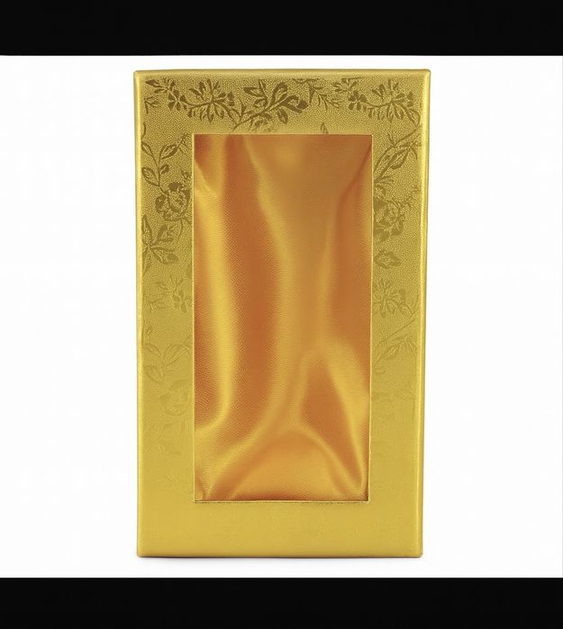 Zlote pudełko do pakowania przechowywania wypełnione materiałem