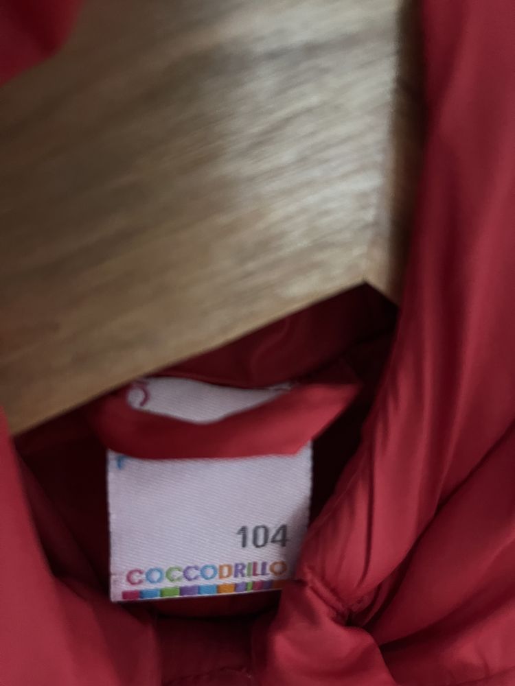 Piękna czerwona kurtka zimowa firmy coccodrillo  roz.104