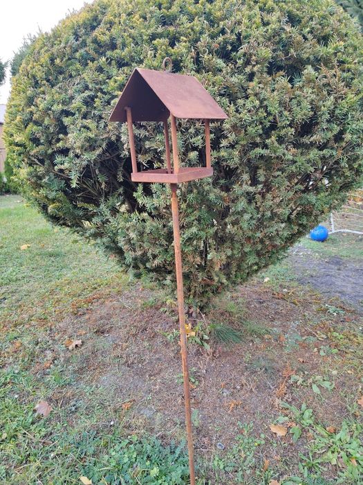 Karmnik metalowy rustykalny