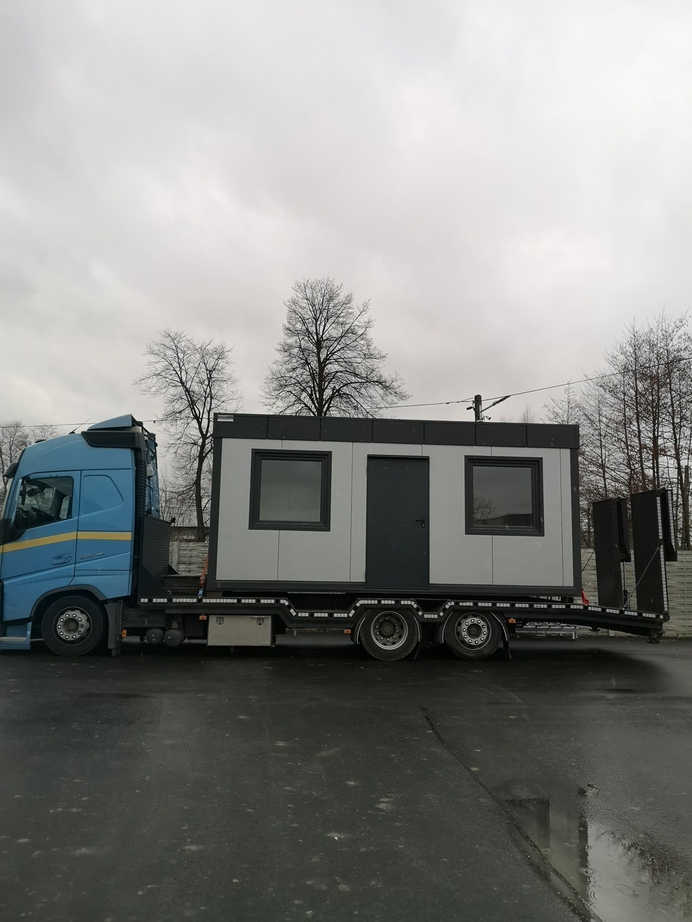 Auto laweta holowanie transport maszyn