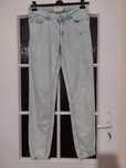 Stradivarius jeansy jasne, jeansy z przetarciami, jasne jeansy