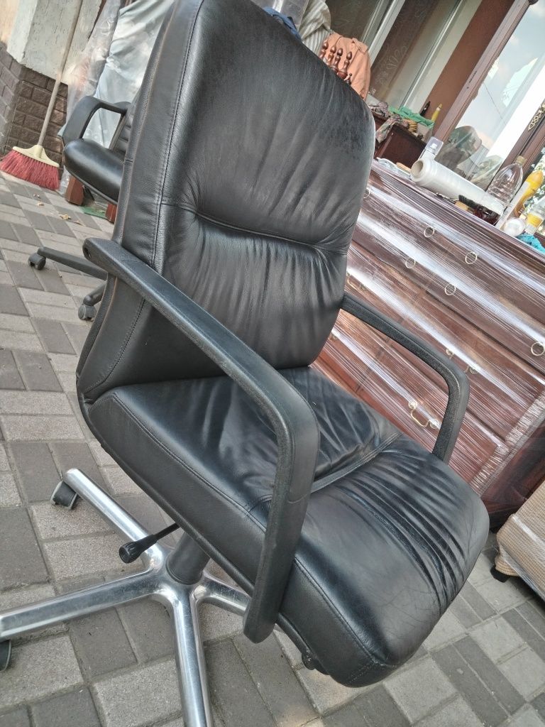 Продам офісне крісло