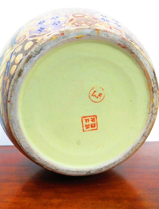 Vaso em cerâmica chinesa.