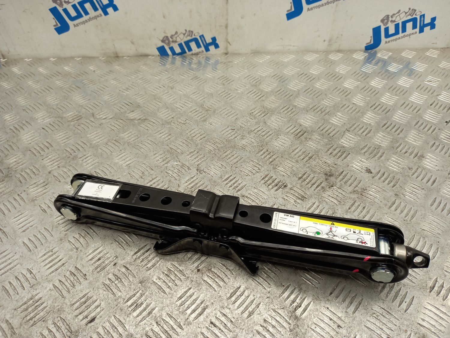 Домкрат 3QF011031A для Volkswagen Atlas Cross Sport 2020-2024