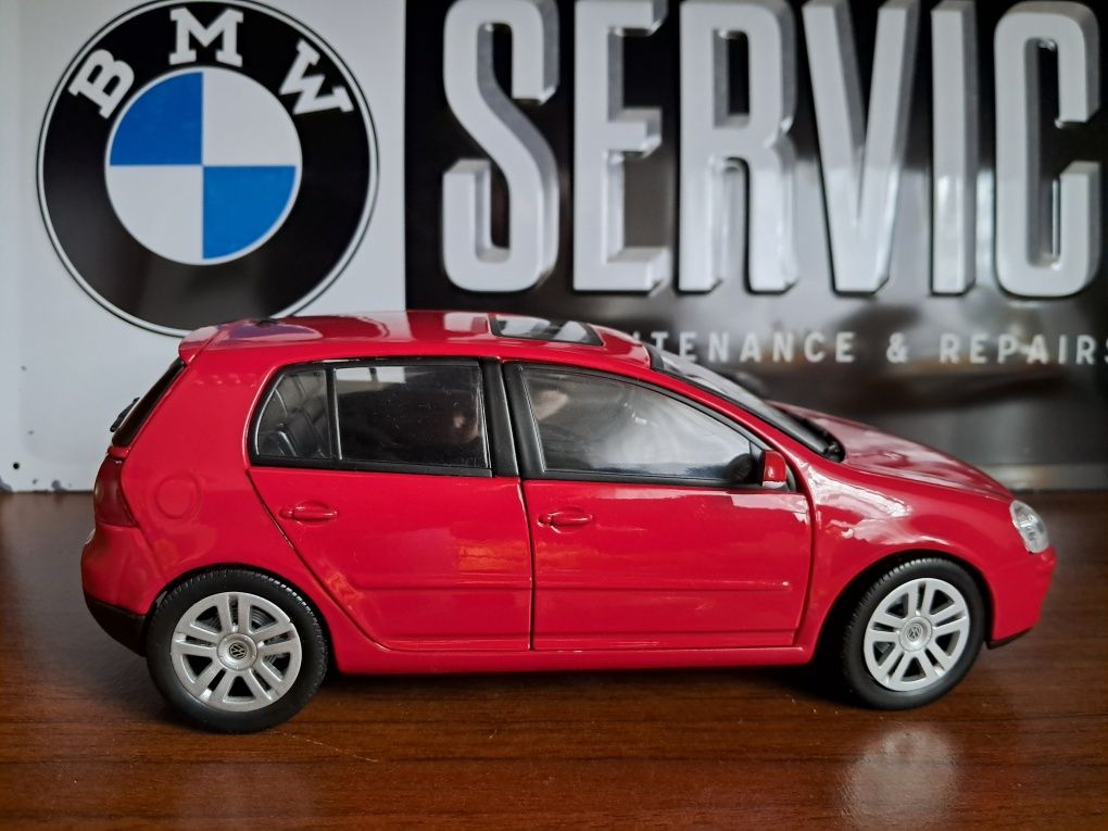 Vw Golf 5 5d  1:18 Model kolekcjonerski