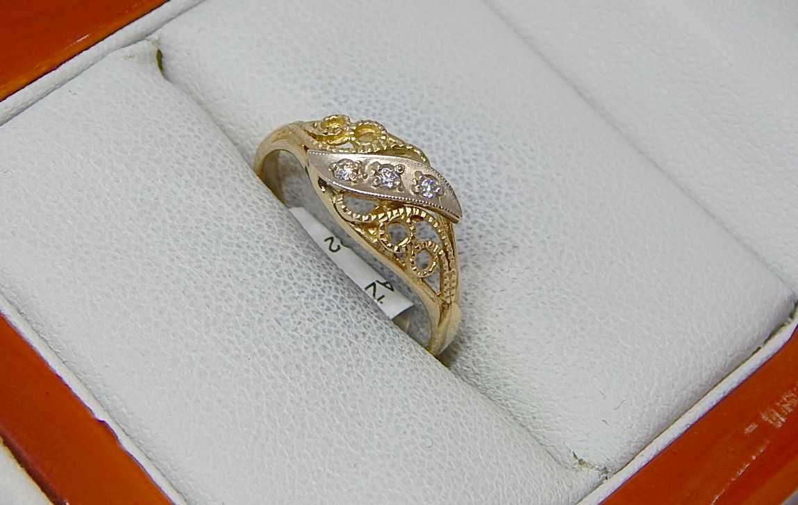 złoty pierścionek z trzema cyrkoniami złoto pr 585 waga 2,2 g rozm. 14