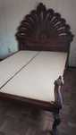 Cama de madeira com estrutura.
