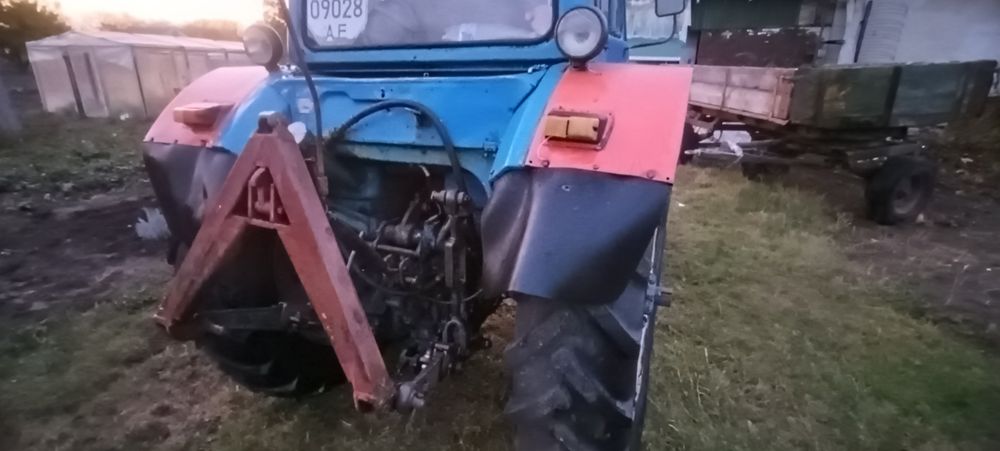 Трактор МТЗ 80 .