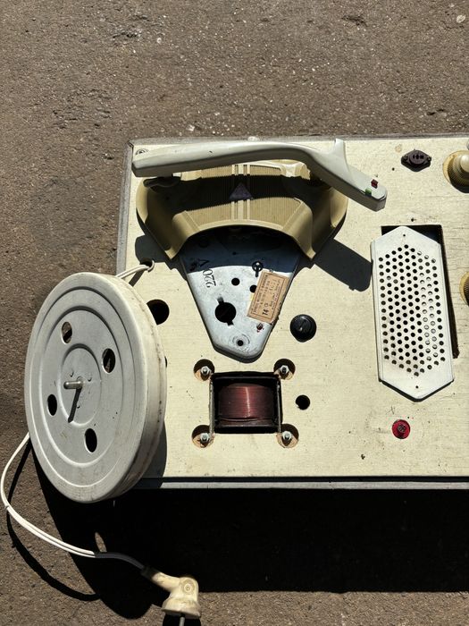 Gramofon walizkowy ze wzmacniaczem TYP WG-252