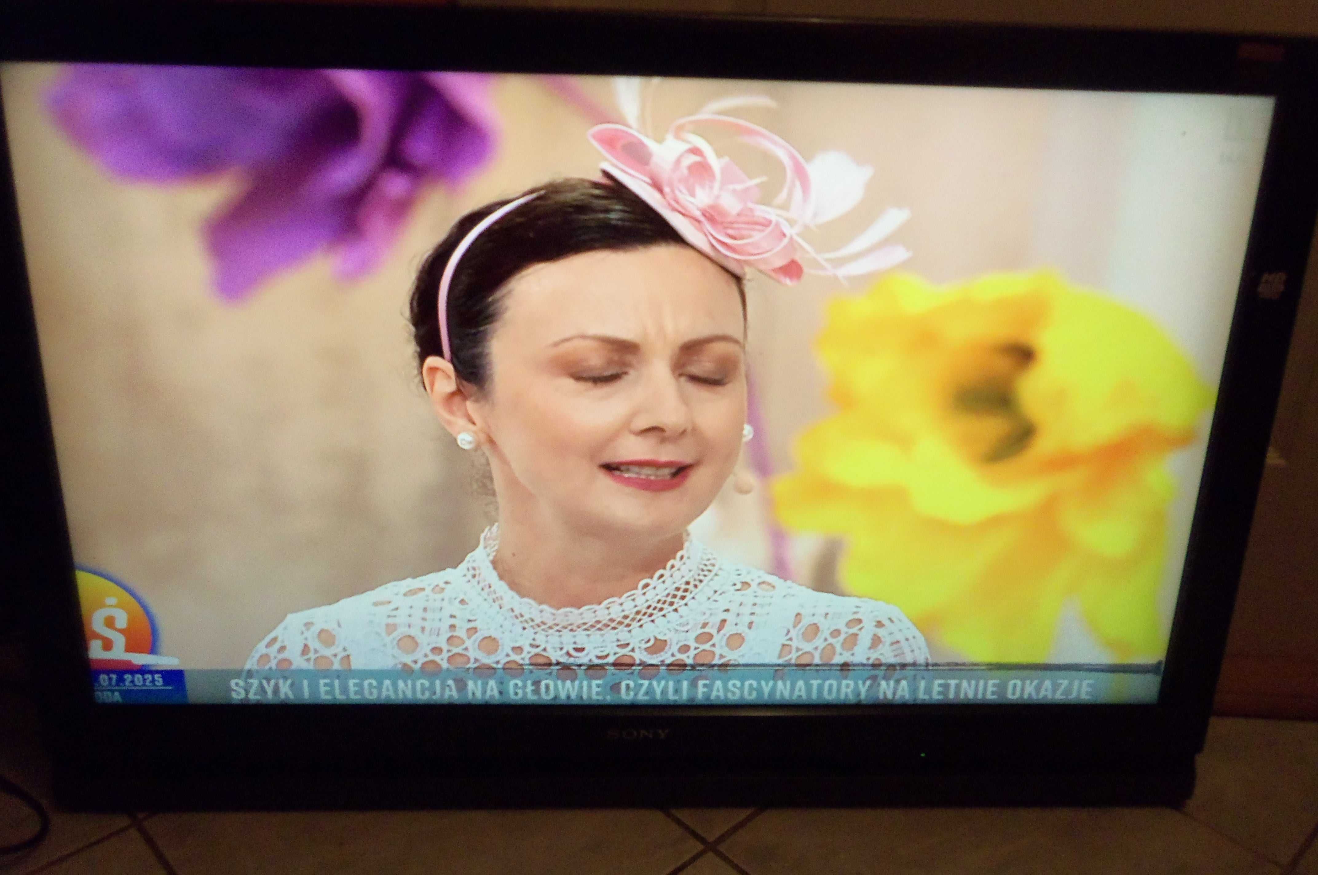 Sony Bravia 40", KDL-40V4240, bez nogi i pilota, WADA: LINIA NA DOLE.