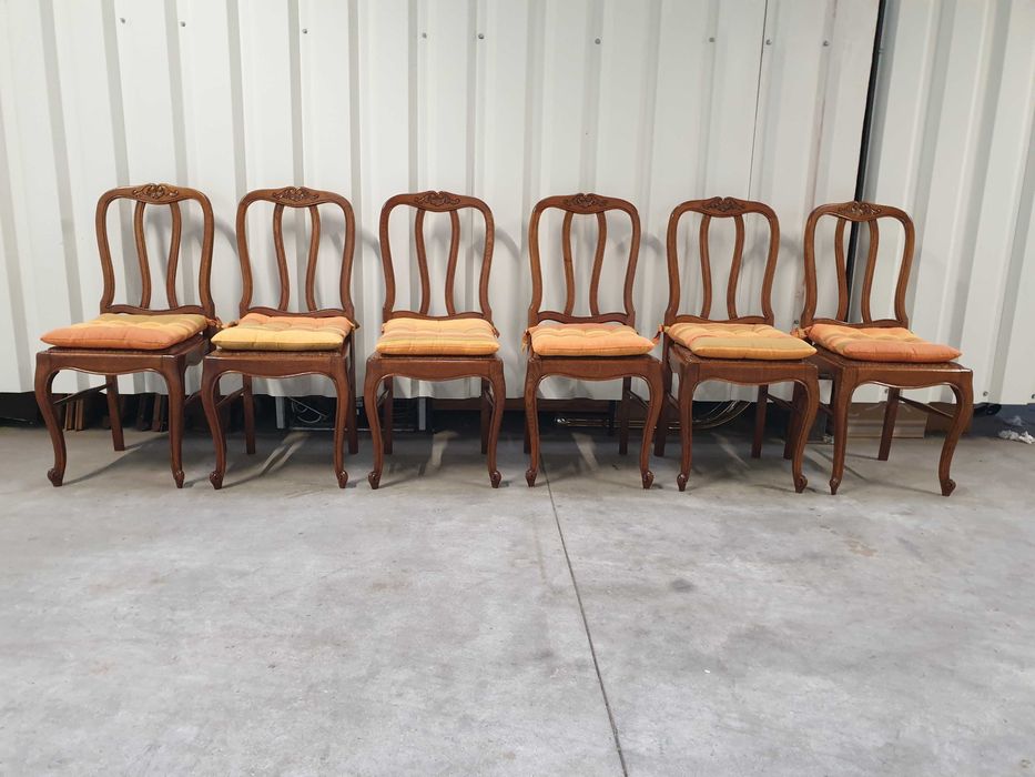 Piękna jadalnia ludwikowska komoda, witryna i stół i sześć krzeseł.