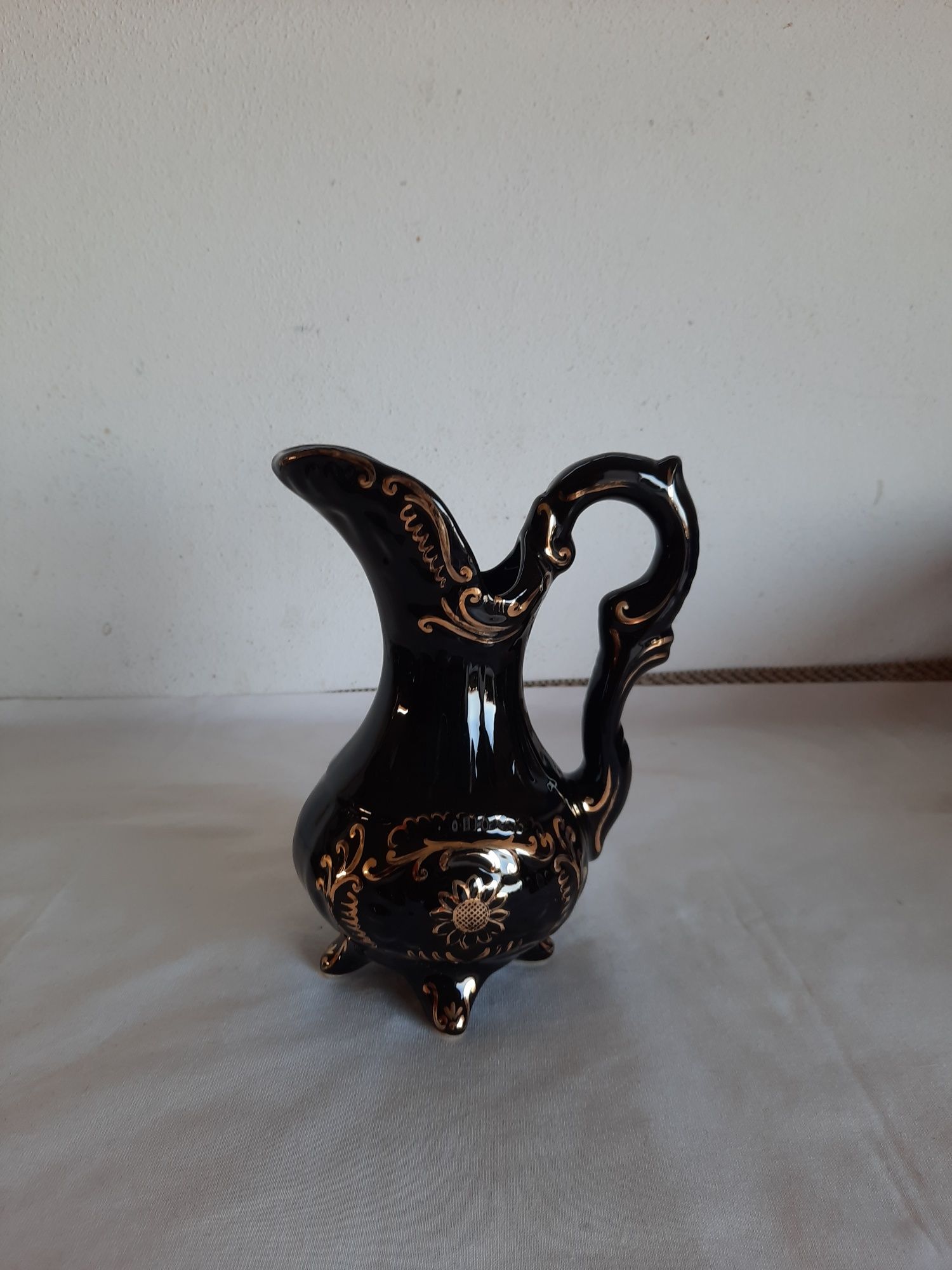 Jara na cor preto e dourado