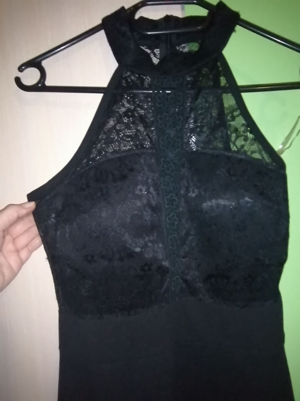 Czarna mini bez rękawów, koronka