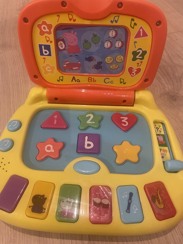 grający komputerek świnka Peppa