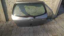 / Yaris II klapa tylna kompletna 1F8