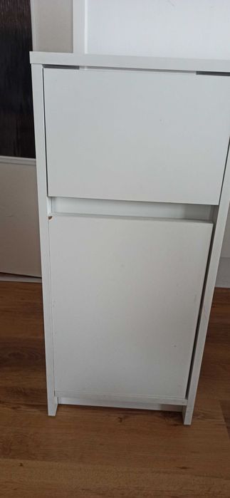 Białe biurko z półką na klawiaturę