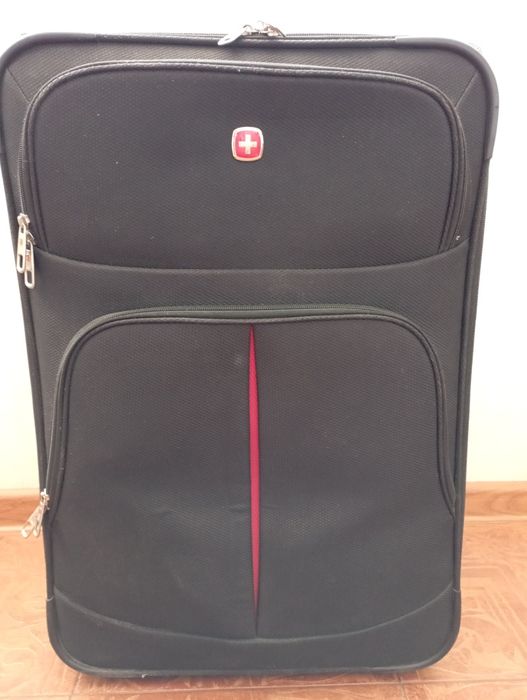 Средний тканевый дорожный чемодан на колесах Wenger без ручки б/у