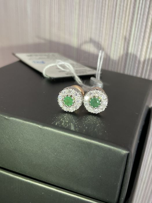 Сережки с бриллиантами. Пусеты изумруд и диамант. Кульчики золото.