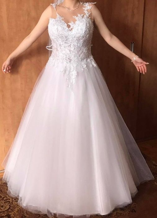 suknia ślubna biała rozm. 38-40 + futerko