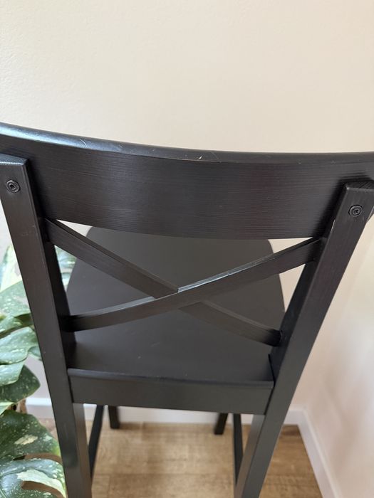 Stołki barowe IKEA INGOLF / ROSENTORP – czarne, drewniane, z oparciem