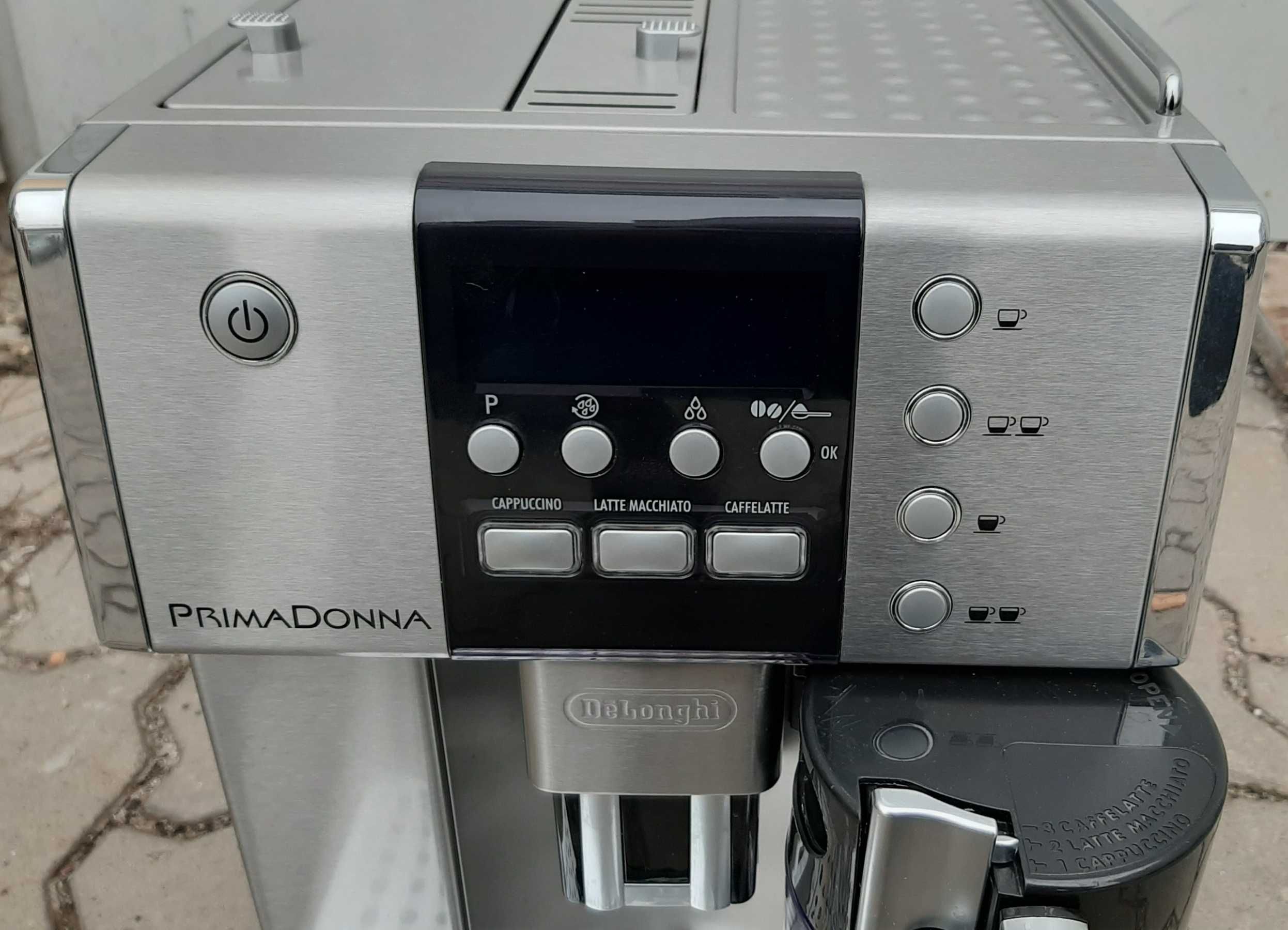 Кофемашина DeLonghi ESAM 6600 PrimaDonna с молочником капучинатором