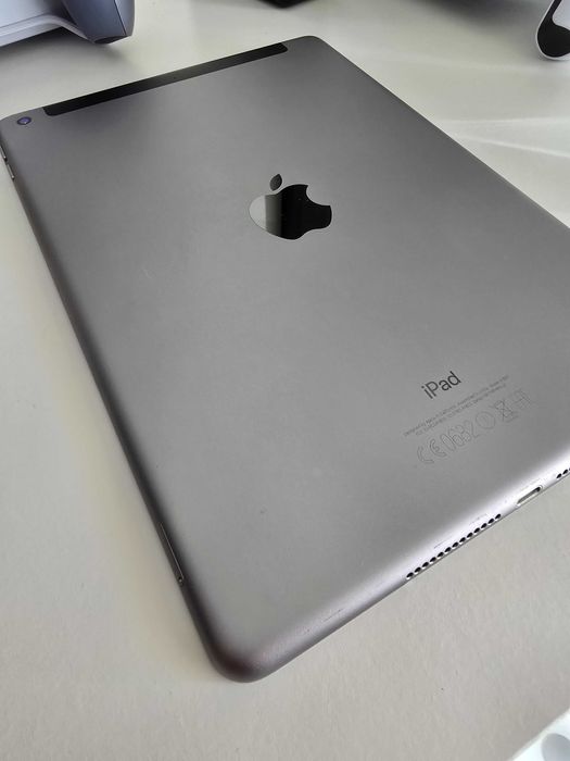 iPad 5.ª geração (9,7") — com capa e cabo — bateria ~90% (estimada)