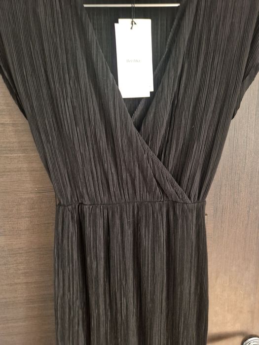 Czarna sukienka midi Bershka XS 34 kobieca seksowna zmysłowa  modna